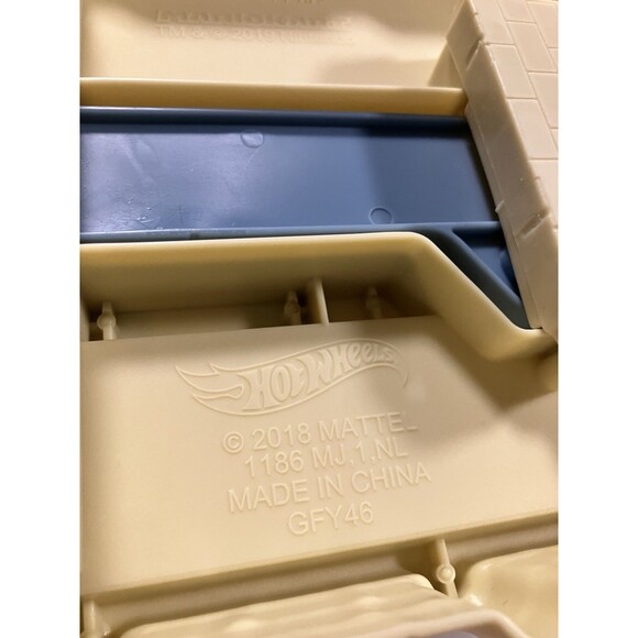 Hot Wheels Mario Kart Thwomp Ruins Track w/ Red Yoshi Car & Shy Guy Car - Picture 7 of 8